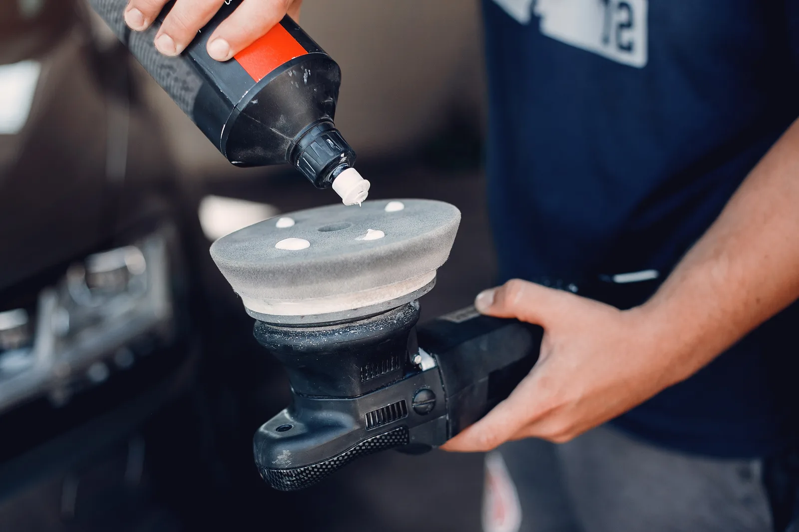 Equipamento profissional durante polimento automotivo