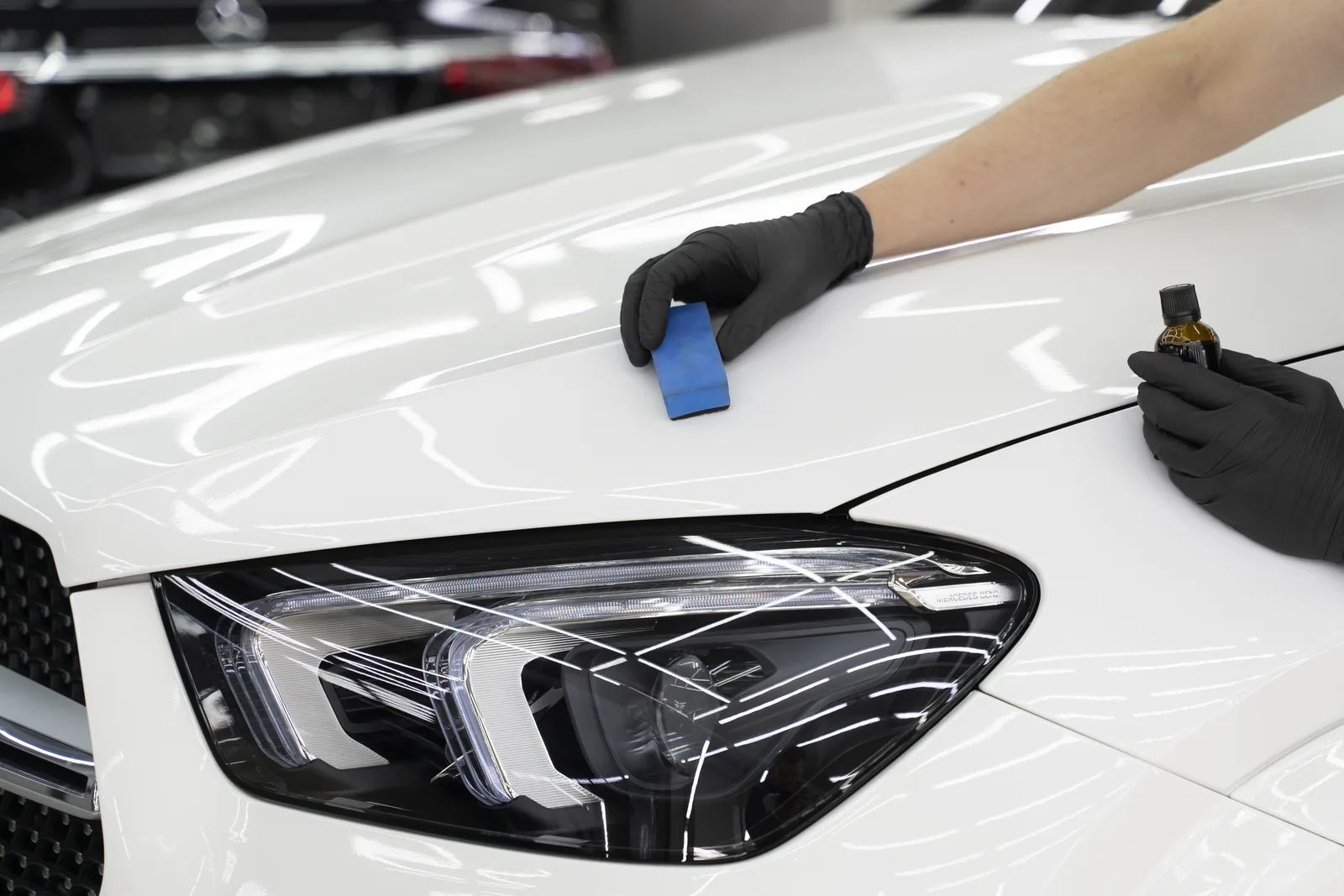 Reflexo na pintura durante aplicação de proteção automotiva